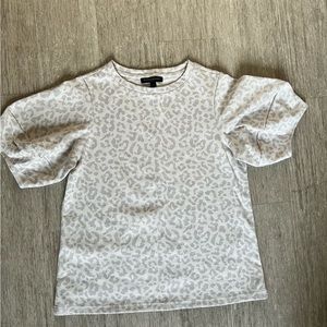 Gray and white leopard print puff sleeve tee